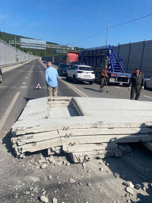 ДТП на Ялтинском кольце. Причиной аварии стали бетонные блоки, упавшие с грузовика