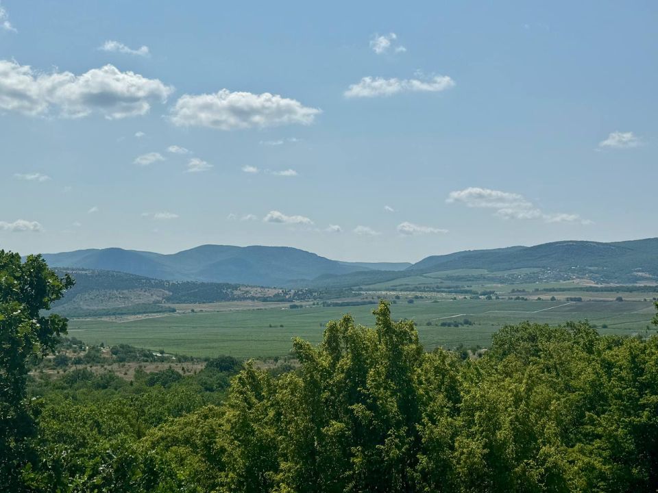 В Севастополе ясно. Днём до +25, ночью до 19 градусов тепла
