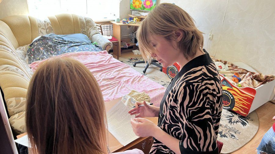 Летний сезон, наполненный теплым воздухом и солнечным светом, приносит не только радость, но и скрытую опасность — риск падения малолетних детей из открытых окон