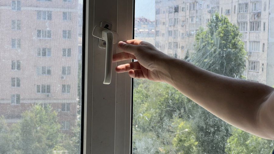Летний сезон, наполненный теплым воздухом и солнечным светом, приносит не только радость, но и скрытую опасность — риск падения малолетних детей из открытых окон