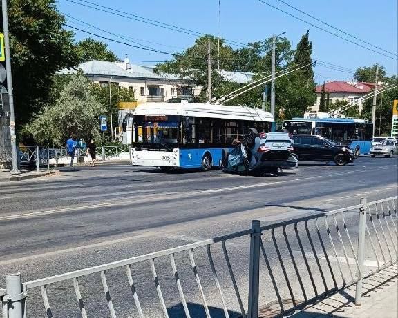 В Севастополе образуются пробки из-за двух ДТП