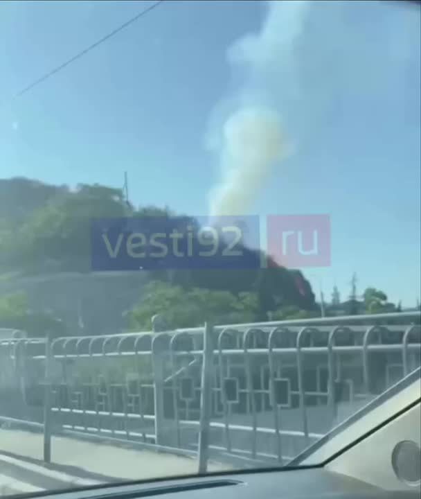 В районе железнодорожного вокзала пожар