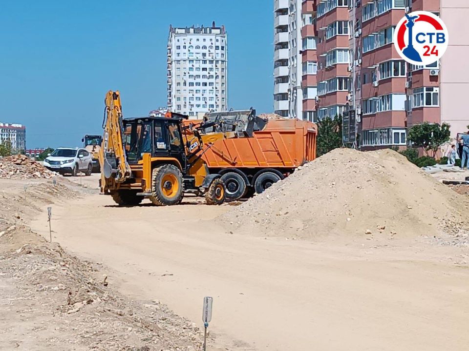 На проспекте Античный продолжаются работы по строительству новой двухполосной дороги