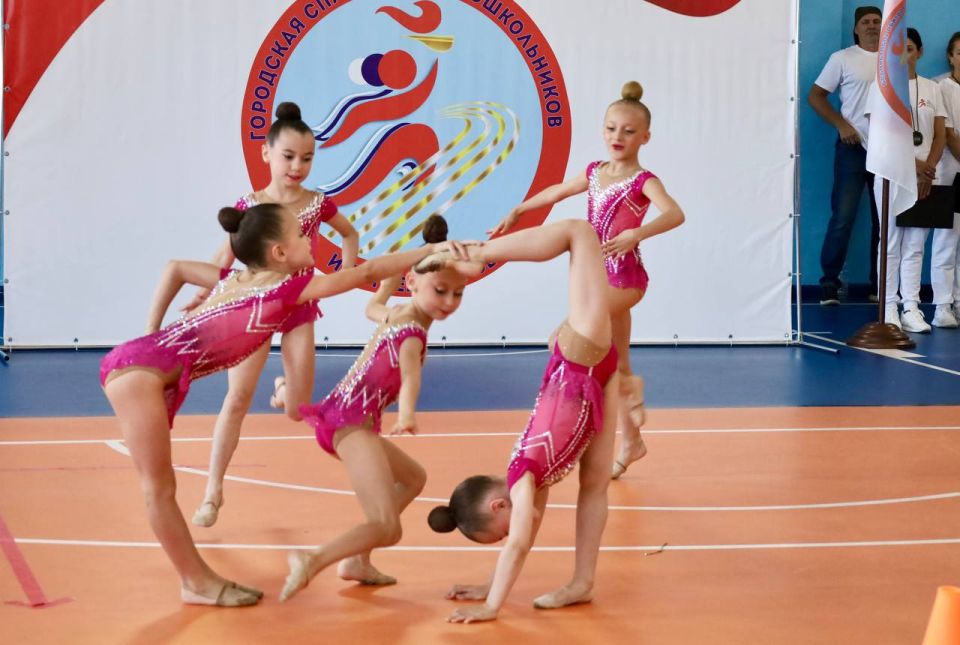 100 дошкольников из десяти детских садов (№2, 69, 71, 83, 88, 91, 123, 125, 126, 127) приняли участие в финале городской спартакиады «Игры чемпионов»