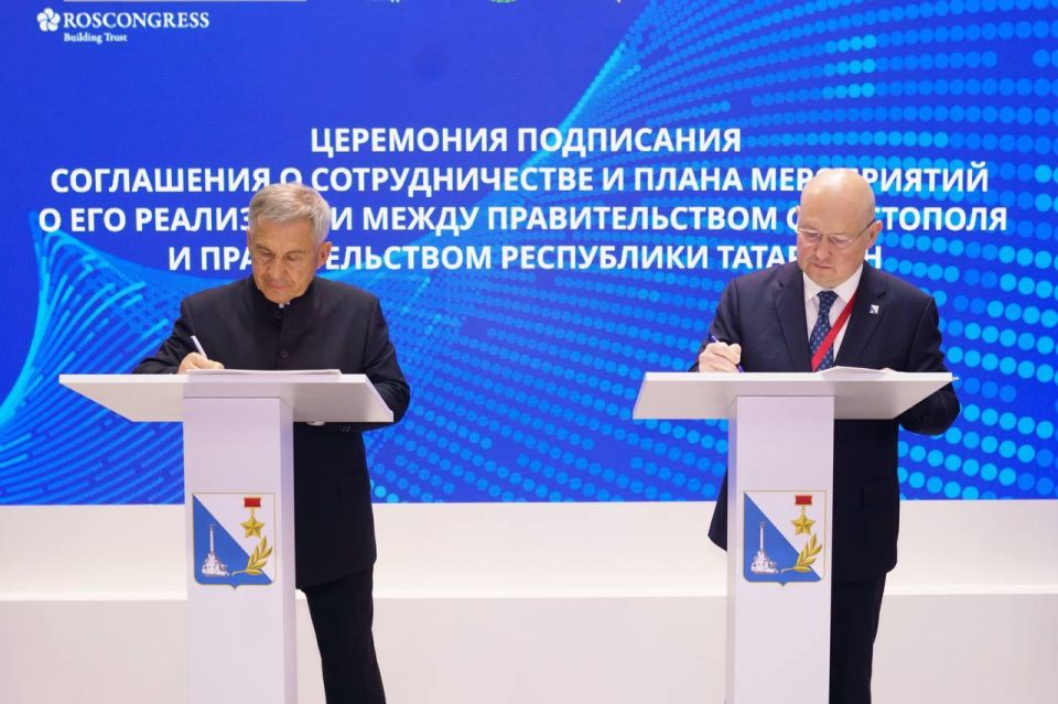 Губернатор Севастополя Михаил Развожаев работает на на Петербургском экономическом форуме