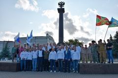 Александр Кулагин: За последние два дня участники автопробега &quot;Дорогами Победы -2025&quot; преодолели более 1000 км. Побывали в Городах Воинской славы Елец и Орёл, прибыли в Город-Герой Смоленск, где встретились с...