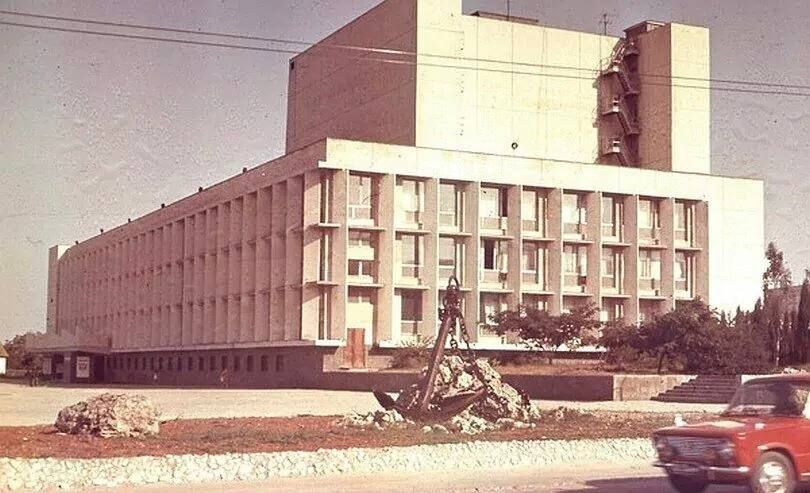     1983 