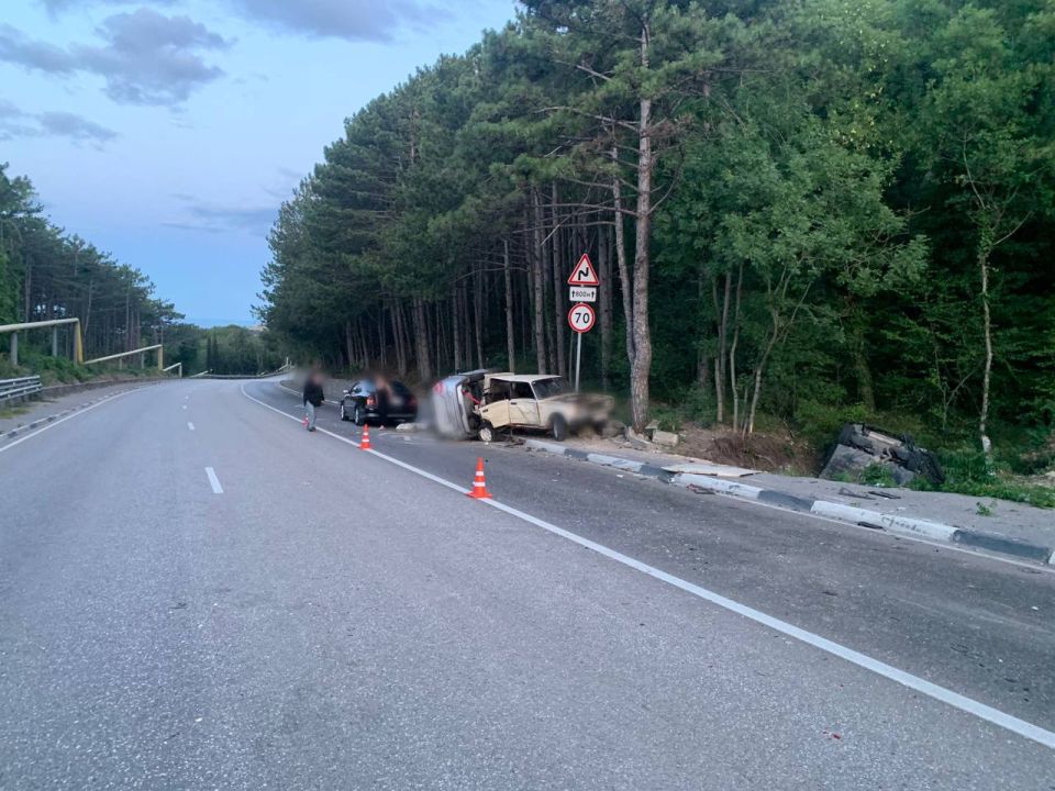 Три человека пострадали при столкновении легковушек в районе Алупки