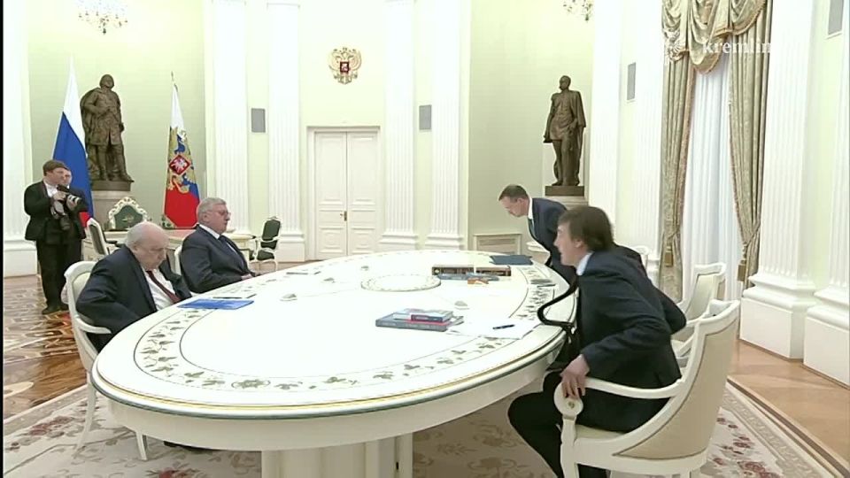 Президент провел встречу с главными редакторами учебников истории