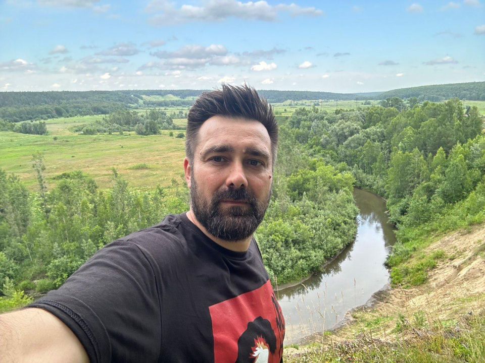 Платон Беседин: (коротко, что-то вроде вступления) Да, да, я пишу о Севастополе, потому что наконец-таки вернулся домой из долгих поездок