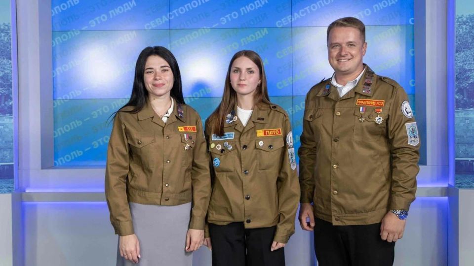 Денис Кондратьев: Вместе с Дарьей Денисовой — руководителем студенческих отрядов Севастополя и Софией Ходиной — активистом Губернаторских школьных трудовых отрядов принял участие в записи программе «Севастополь решает»