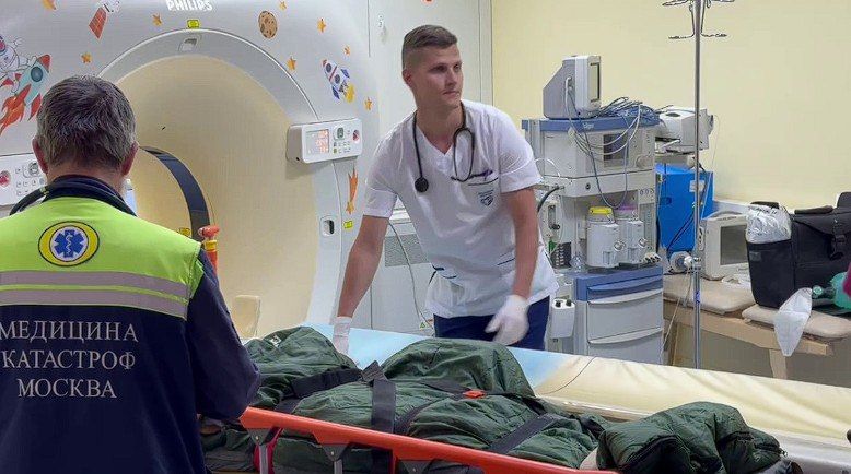 Упавшего в 17-метровый колодец ребенка доставили в московскую Клинику доктора Рошаля