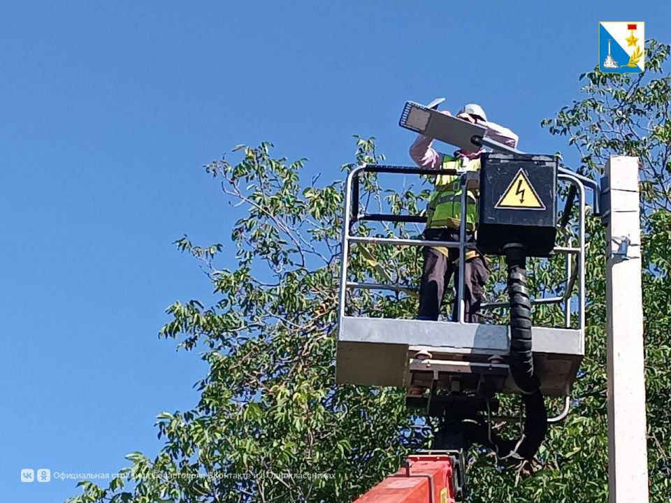 На улице Хрусталёва в Севастополе устанавливают новые фонари На улице Хрусталёва в Севастополе устанавливают новые фонари