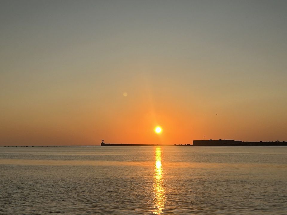 #Закаты Севастополя. Волшебные предзакатные секунды севастопольского солнышка от читательницы Полины Присылайте красоту в наш чат @sevkp_mail_bot Подпишись на «КП-Севастополь»