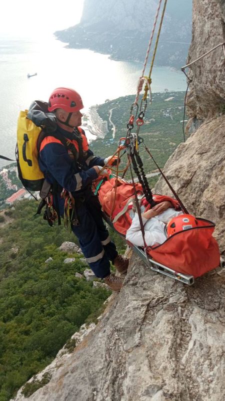 Женщину эвакуировали со скал Ласпи с травмой колена и (предположительно) переломом бедра