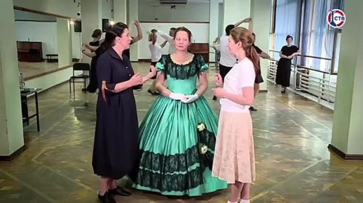 Студия исторического танца «Южное сияние», где участники готовятся к настоящему балу в духе 18 века