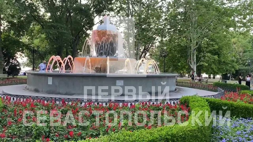 Заработал большой фонтан на Приморском бульваре