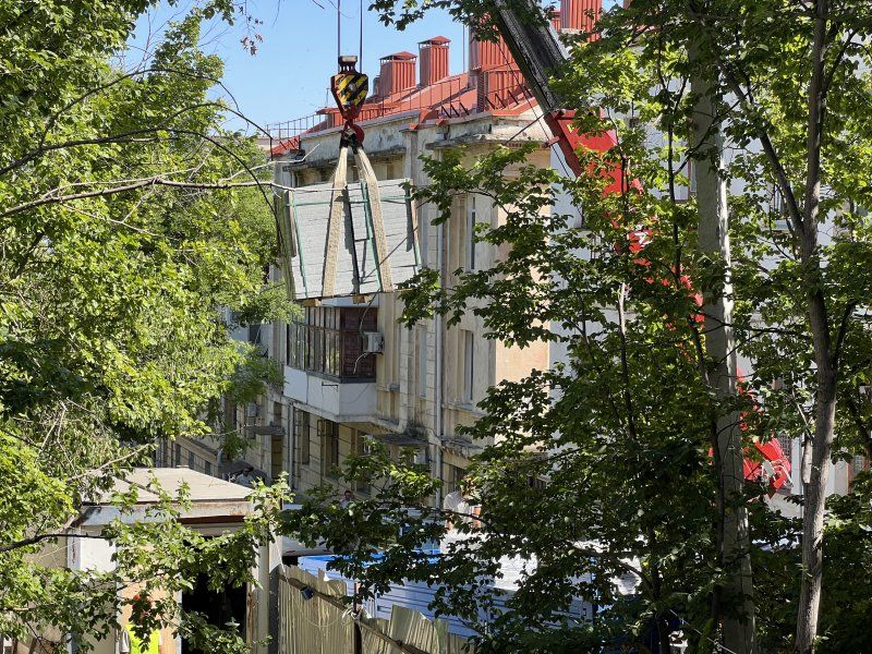 В Севастополе ремонтируют историческую лестницу у храма Петра и Павла