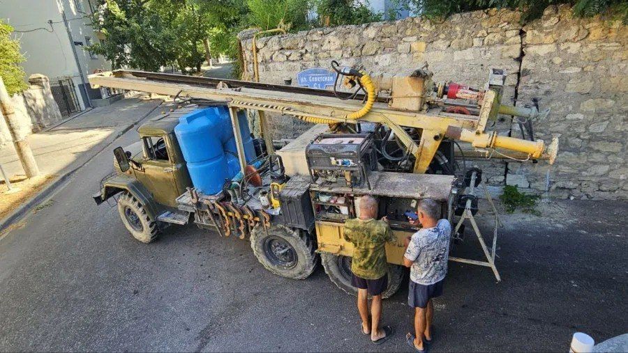 В Севастополе берут пробы грунта у подпорной стены рядом со школой №3