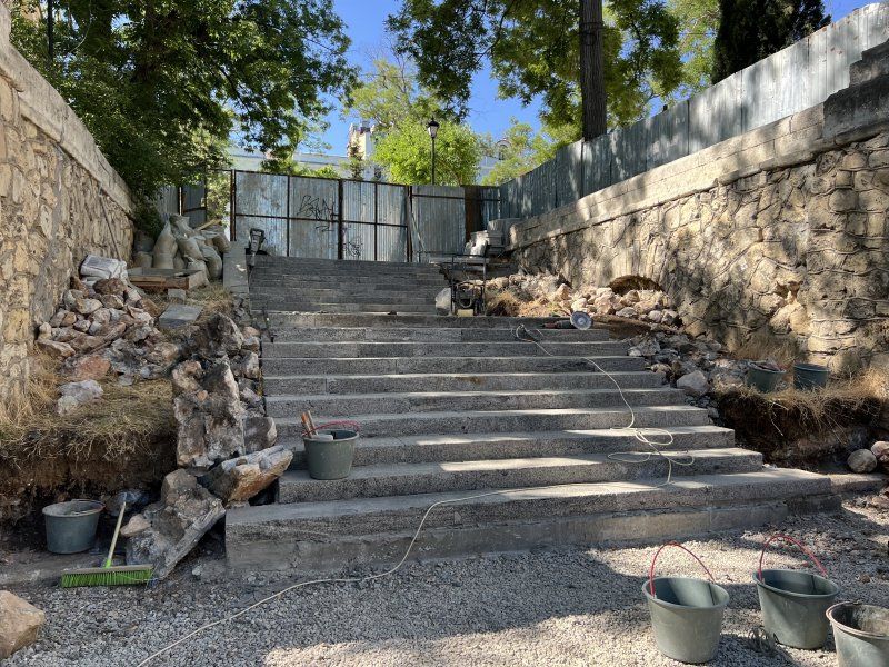 В Севастополе ремонтируют историческую лестницу у храма Петра и Павла В Севастополе ремонтируют историческую лестницу у храма Петра и Павла