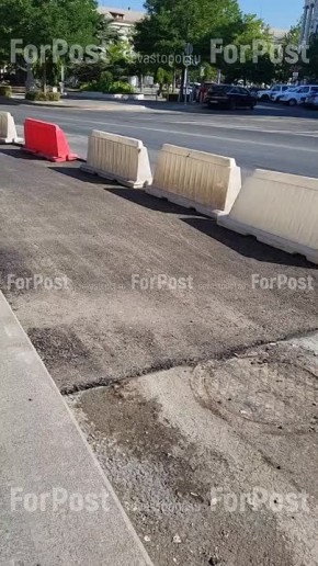 На площади Лазарева начали менять проплывший асфальт