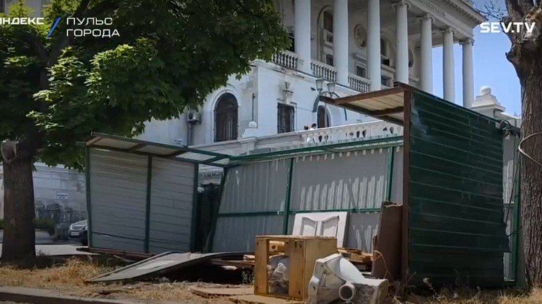 Свалку у драмтеатра в Севастополе убрали