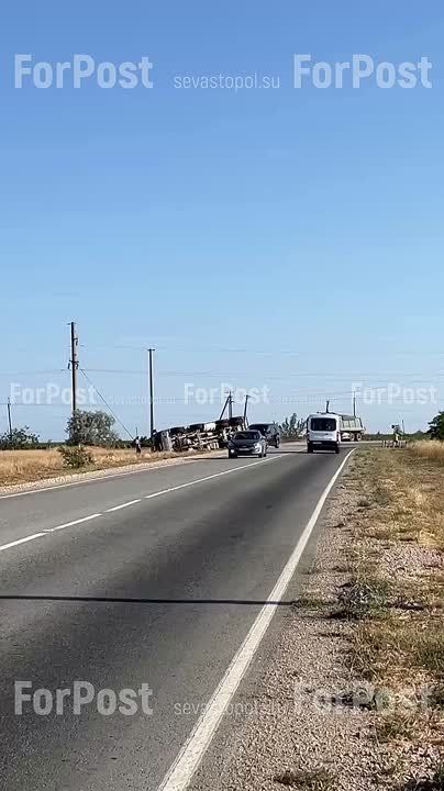 На Сакской трассе в районе с. Полюшко перевернулся грузовик