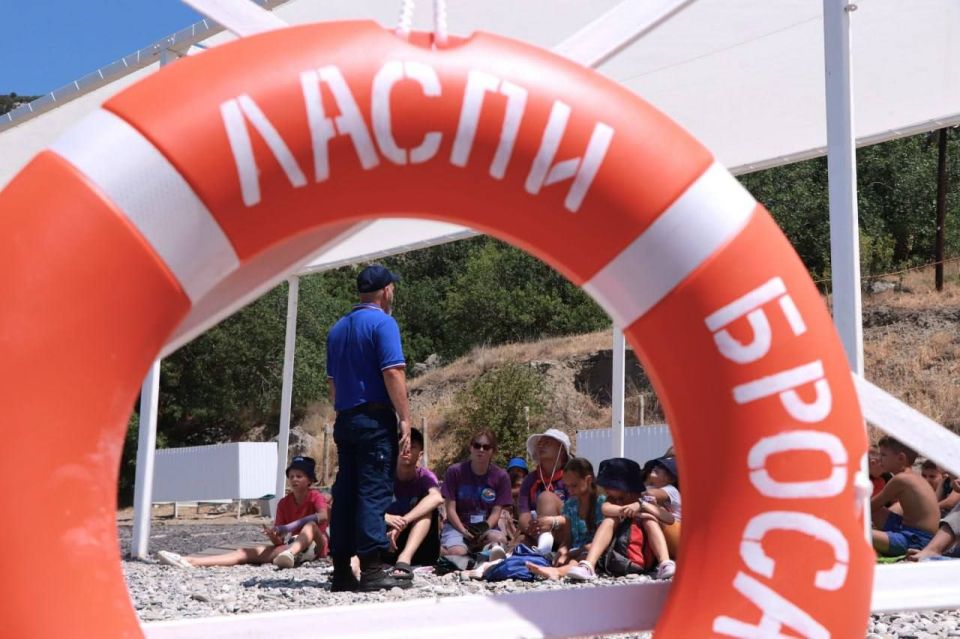 Юные отдыхающие лагеря «Ласпи» прошли школу безопасности вместе со спасателями Севастополя Юные отдыхающие лагеря «Ласпи» прошли школу безопасности вместе со спасателями Севастополя