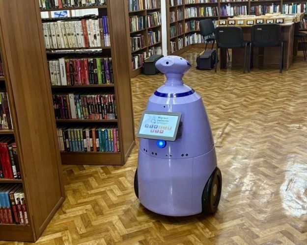 В Севастополе появился первый библиотечный робот