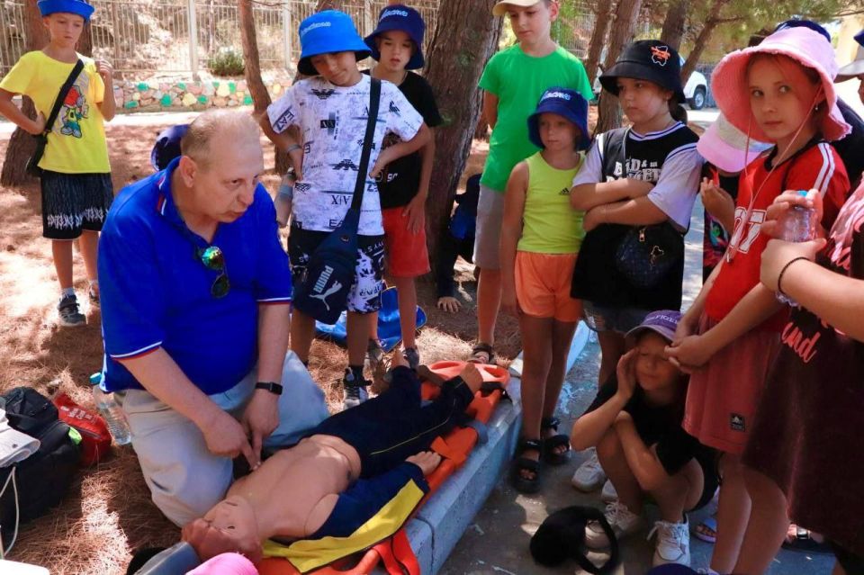 Юные отдыхающие лагеря «Ласпи» прошли школу безопасности вместе со спасателями Севастополя Юные отдыхающие лагеря «Ласпи» прошли школу безопасности вместе со спасателями Севастополя