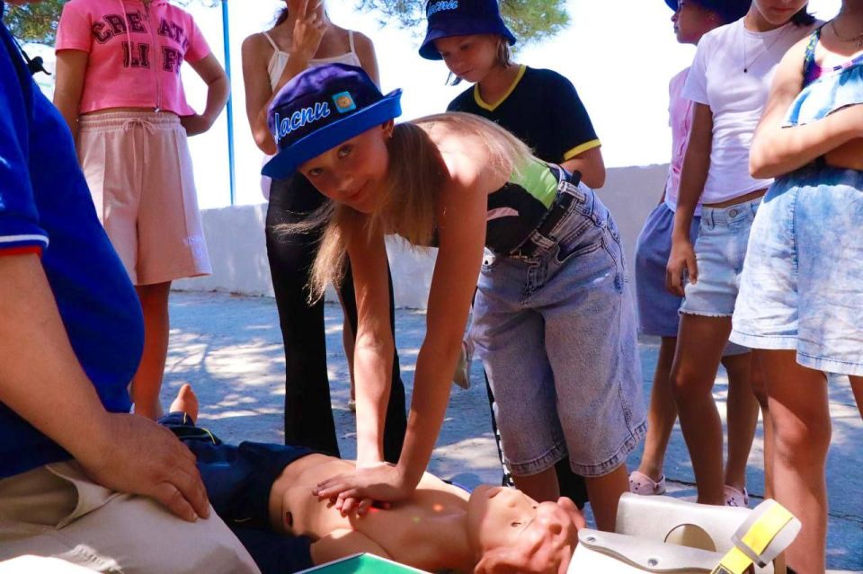 Юные отдыхающие лагеря «Ласпи» прошли школу безопасности вместе со спасателями Севастополя Юные отдыхающие лагеря «Ласпи» прошли школу безопасности вместе со спасателями Севастополя