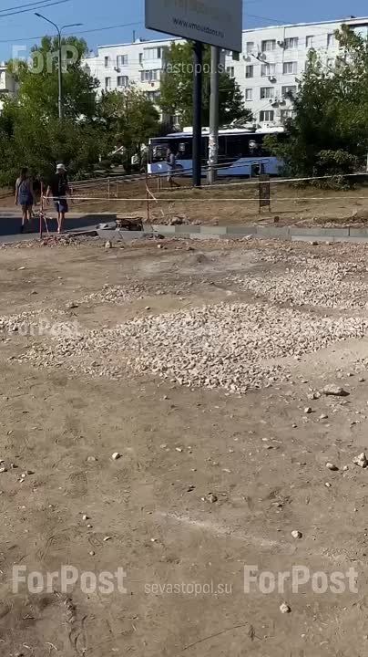 На ПОРе у Братской могилы авиаремонтников 36-й базы ЧФ прокладывают пешеходные дорожки