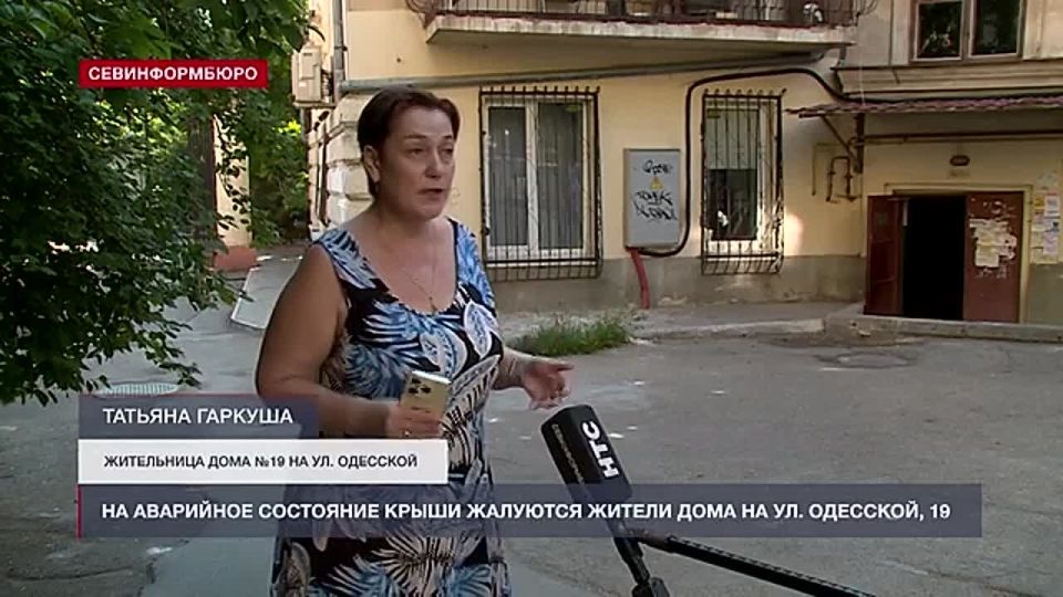 Жители дома-ОКН на улице Одесской в жалуются на аварийное состояние крыши