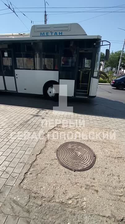 На остановке «площадь Восставших» столкнулись два автобуса — движение общественного транспорта затруднено