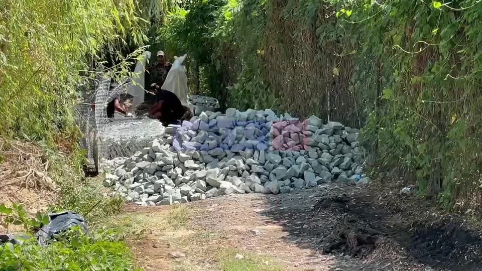 В селе Орлиное ремонтируют придомовые пешеходные сети