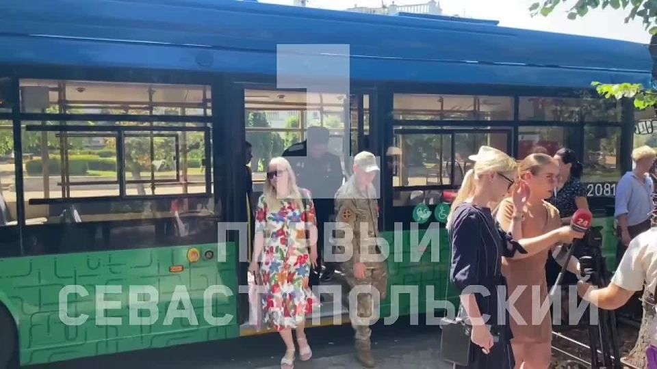 В Севастополе стартовала акция «Служу Отечеству»: по городу курсирует троллейбус-лекторий