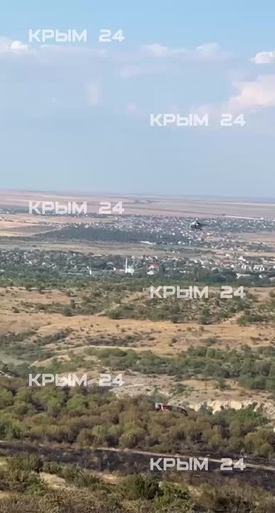 Кадры работы авиации, которая тушит пожар под Феодосией