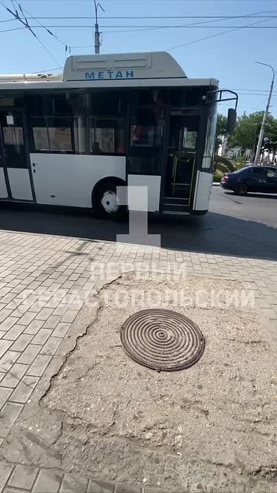 Два автобуса столкнулись на остановке на площади Восставших