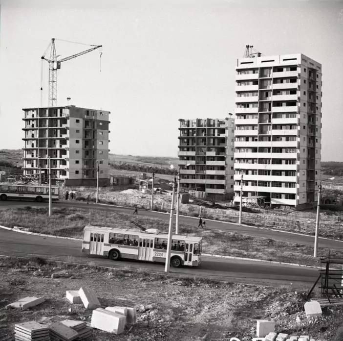 Строительство высотных домов на проспекте Победы рядом с конечной остановкой троллейбуса №9 в 1976 году