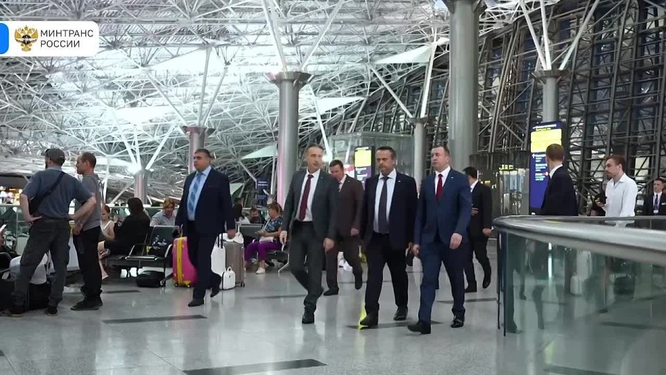 Аэропорты обязаны соблюдать права пассажиров при задержках и отменах рейсов — глава минтранса РФ