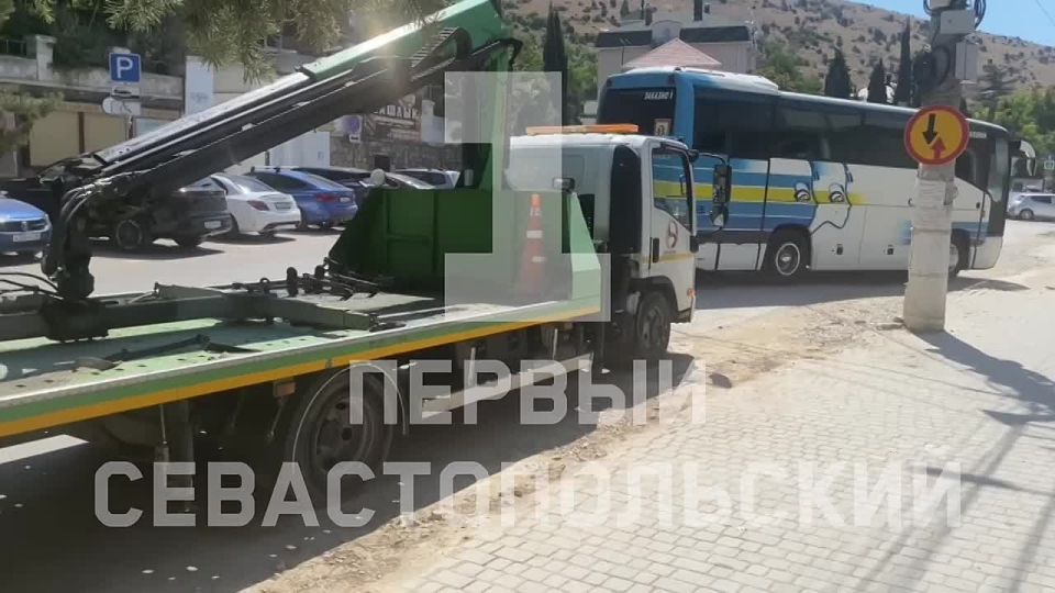 В центре Балаклавы убрали легковые машины с остановок – работают эвакуаторы