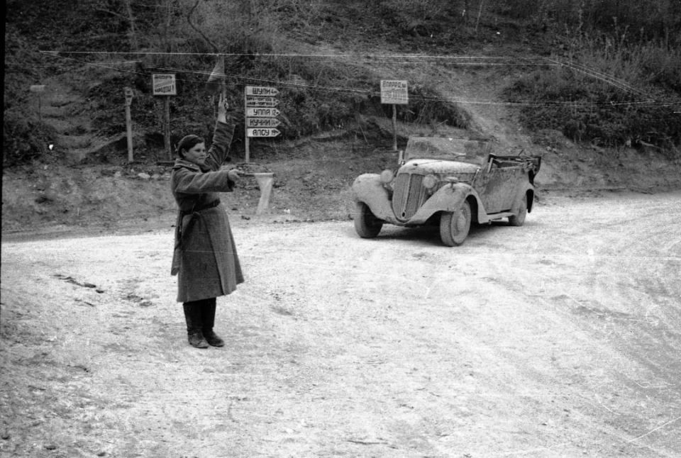 Красноармеец Елена Козловская регулирует движение на подступах к Севастополю в апреле 1944 года