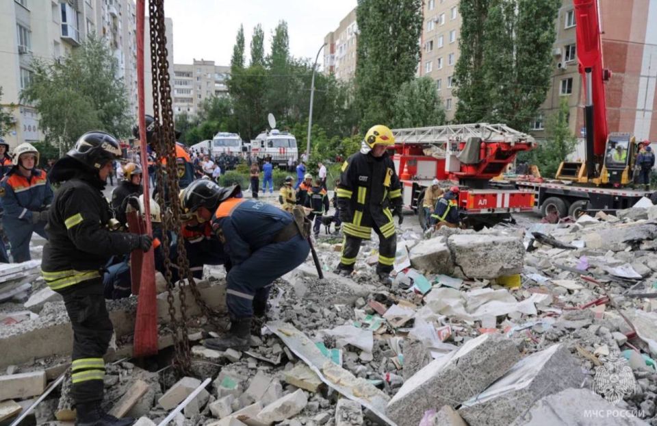 Местонахождение 4 человек, в том числе ребенка, неизвестно после обрушения части дома в Саратове из-за взрыва газа — МЧС Местонахождение 4 человек, в том числе ребенка, неизвестно после обрушения части дома в Саратове из-за взрыва газа — МЧС