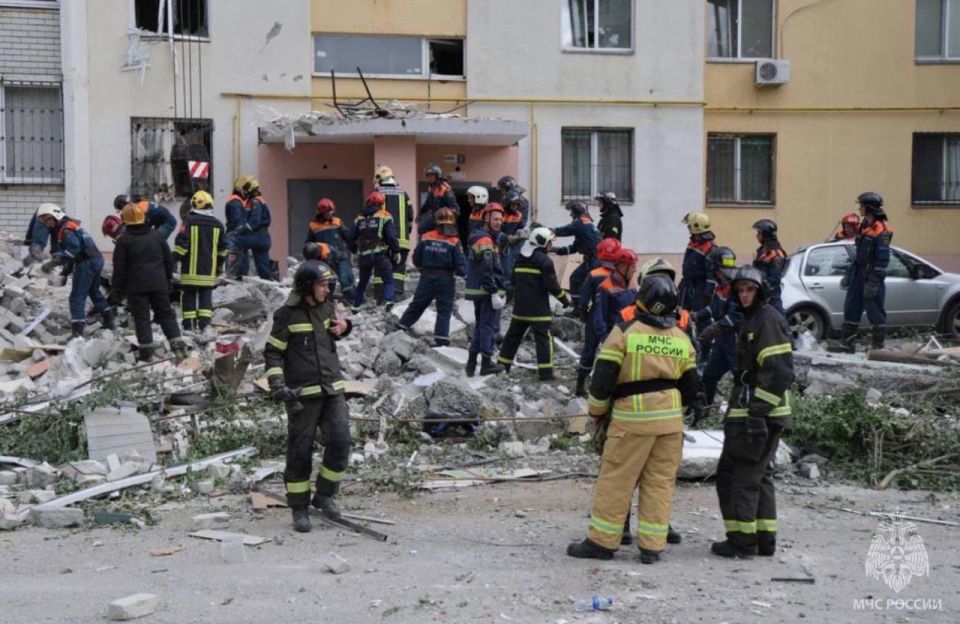 Местонахождение 4 человек, в том числе ребенка, неизвестно после обрушения части дома в Саратове из-за взрыва газа — МЧС Местонахождение 4 человек, в том числе ребенка, неизвестно после обрушения части дома в Саратове из-за взрыва газа — МЧС