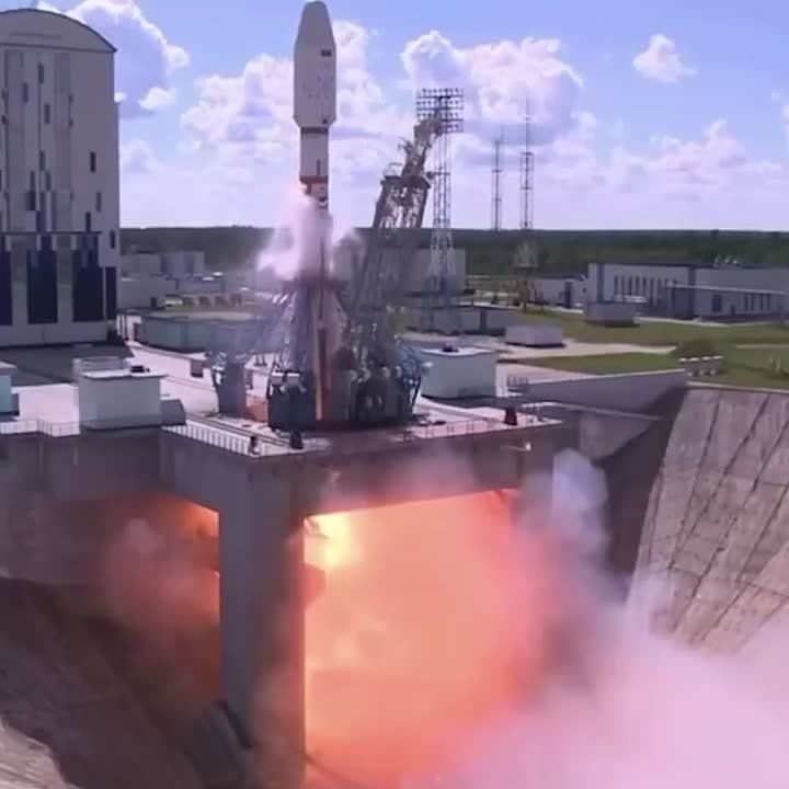 Ракета-носитель «Союз-2.1б» с двумя гелиогеофизическими аппаратами «Ионосфера-М» и 18 спутниками стартовала с Восточного