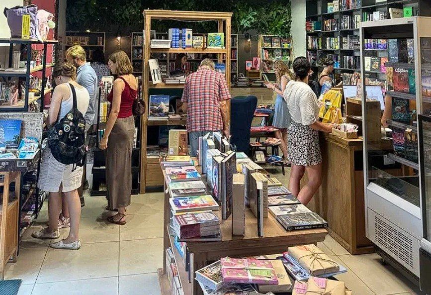 «Очень жаль. Это большая потеря. Постоянно к ребятам хожу, и книги покупаю, и душой отдыхаю. Там потрясающая атмосфера, ни в одном кафе такого нет...»