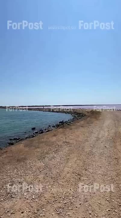 Невероятное соседство голубого и розового озёр в Саках