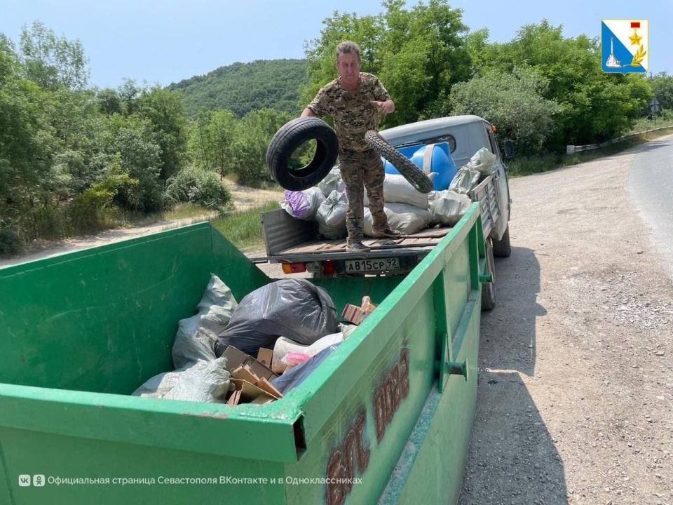 Следим за лесом. В Терновском участковом лесничестве инспекторы убрали мусор, накопившийся на обочинах