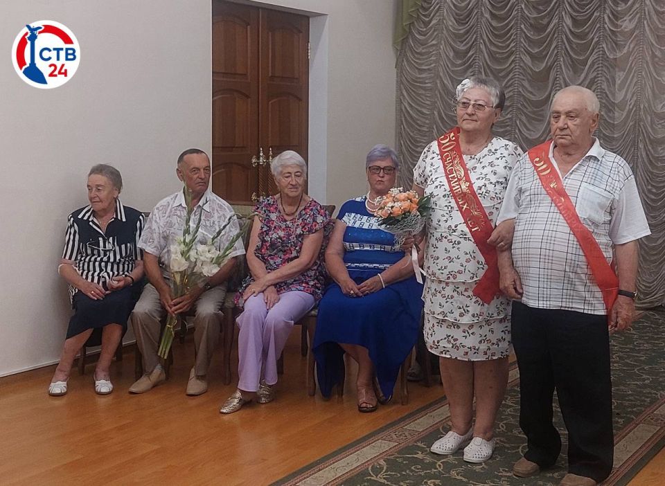 В Нахимовском ЗАГСе чествовали семью Мартыновых, которые отмечают золотую свадьбу