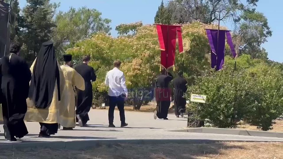 Прямо сейчас в Херсонесе проходит крестный ход в честь святых правителей Руси, с иконами и мощами святых князей Александра Невского и Владимира Крестителя